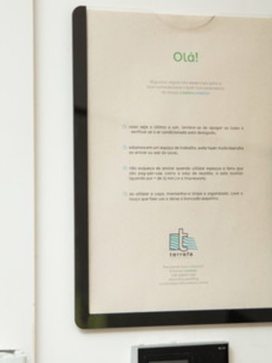 Display a4 vertical sem fundo com borda preta