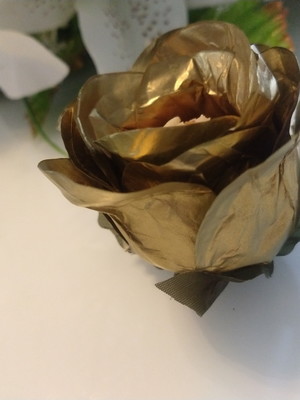 Botão de rosas em papel de seda