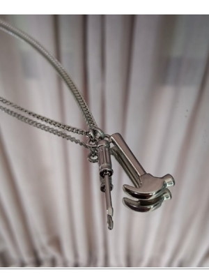 Colar masculino com pingentes chave de fenda e martelo