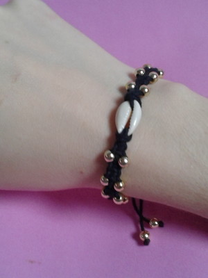 Pulseira de macramê com miçangas e búzios