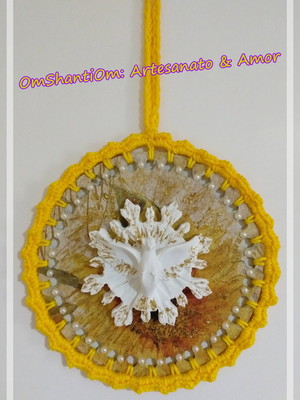 Mandala circular em mdf e crochê amarela