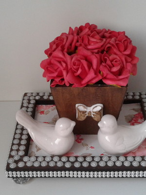 Bandeja decorativa com vaso de flores