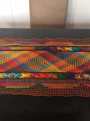Trilho de mesa em renda de filé
