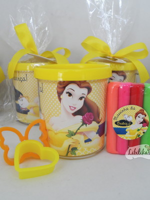 Lembrancinha a bela e a fera - caneca com kit massinha mod 1