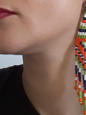 Brinco colorido feito com miçangas jablonex
