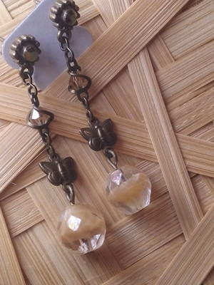 Brinco borboleta/ cristal bege.
