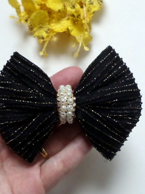 Laço de tecido com strass e pérolas