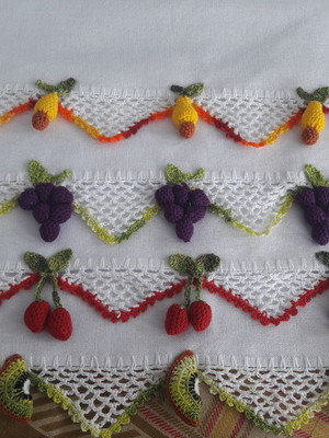 Pano de prato com frutinhas em crochê