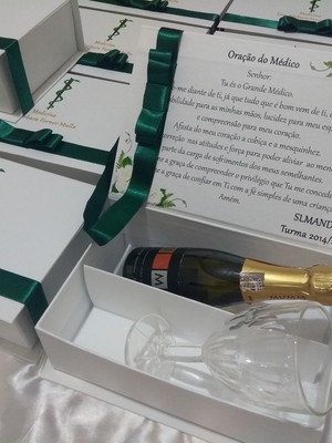 Caixas para mini espumante e taça casamento