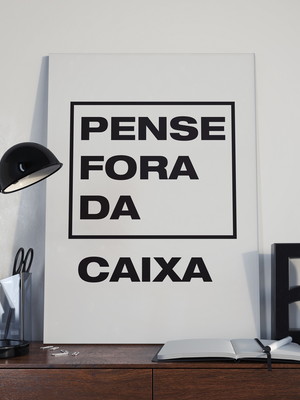 Placa decorativa pense fora da caixa