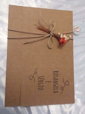 Convite rustico coral com tags