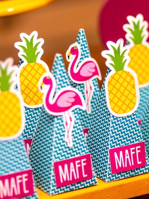Lembrancinha flamingo abacaxi mini torre com aplique