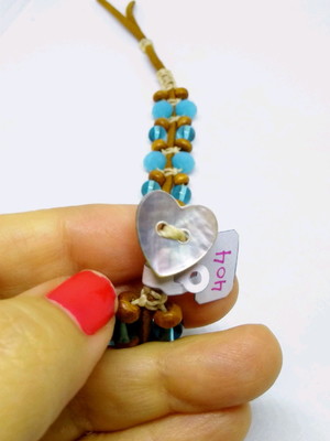 Pulseira em macramé com madeira e cristais de vidro