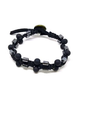 Pulseira em macramé com hematita