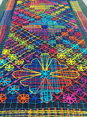 Trilho de mesa em renda de filé