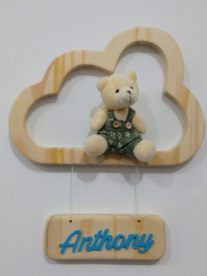 Quadro nicho nuvem de madeira com plaquinha e nome do bebe
