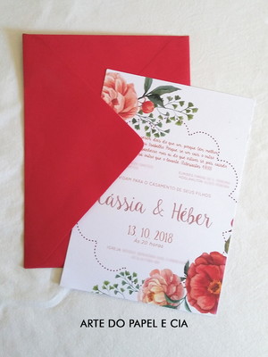 A123: convite floral coral com envelope vermelho clássico