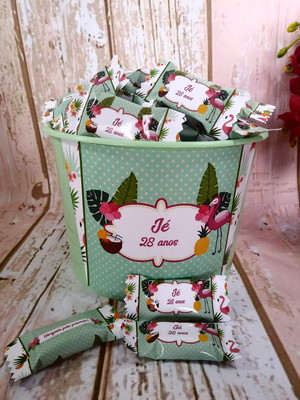 Balde com 100 balas personalizadas flamingo