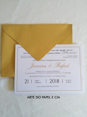 A41: convite clássico branco e dourado com envelope