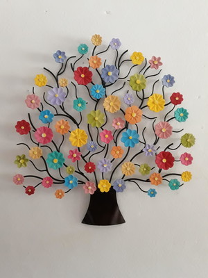 Árvore em ferro com flores coloridas