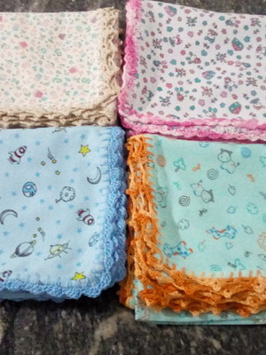 Manta/cueiro flanelada com bico em crochê