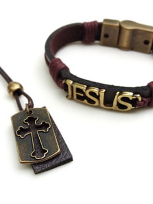 Kit colar crucifixo e pulseira marrom couro jesus ouro velho