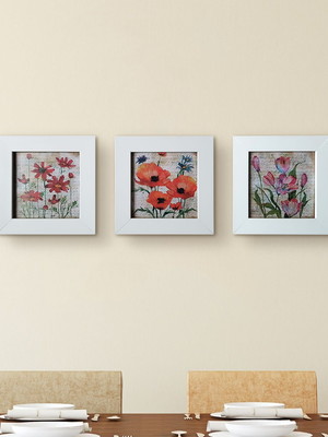 Trio de quadros brancos de flores com moldura e vidro