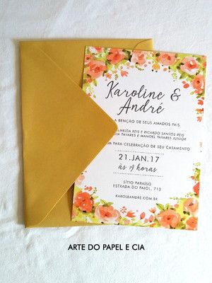A97: convite floral laranja e verde com envelope dourado