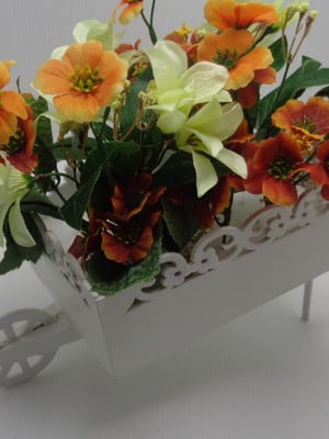 Carriola em mdf com flores