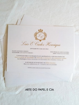 A222: convite clássico tradicional branco e dourado