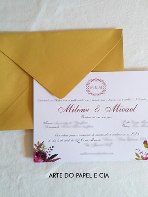A77: convite clássico branco e marsala com envelope dourado