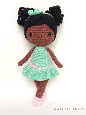 Boneca negra de crochê amigurumi