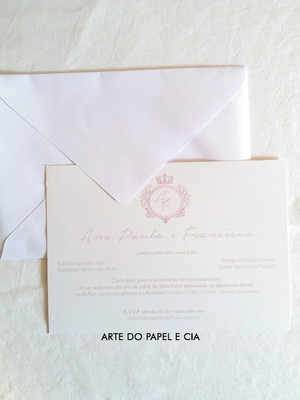 A15: convite clássico tradicional nude e rosé com envelope
