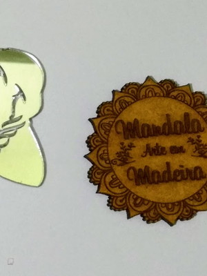 Aplique princesa anna em acrílico dourado