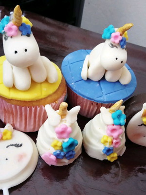 Bolo unicórnio e doces de mesa personalizados