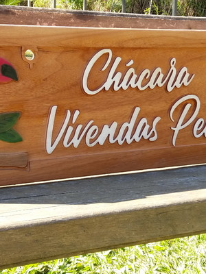 Placa de madeira entalhada a mão