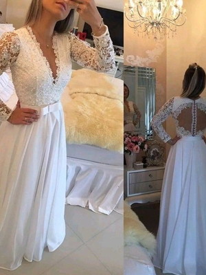 Vestido em renda bordado com meia pérolas