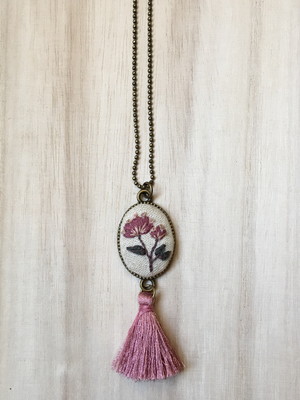 Colar bordado com tassel
