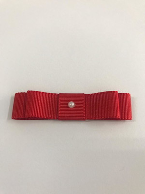 Laço duplo vermelho com pérola