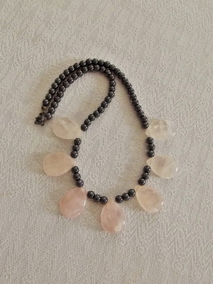 Colar quartzo rosa e hematita natural folheado a ródio negro