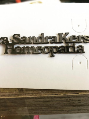 Broche personalizado com nome e profissão em ródio negro