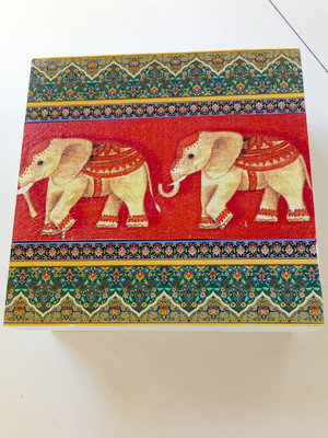 Caixa em mdf com decoupage indiana