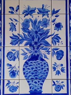 Vaso pintado à mão em azulejo