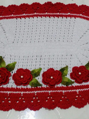 Tapete de crochê oval com aplicação de flores
