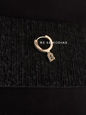 Letra b: brinco argolinha inicial charm (unitário)