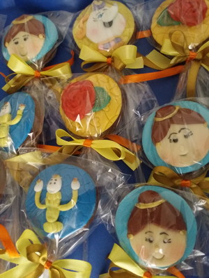 Pirulitos em chocolates com detalhes tema bela e a fera