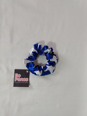 Scrunchie basico de cetim estampado (azul estrela