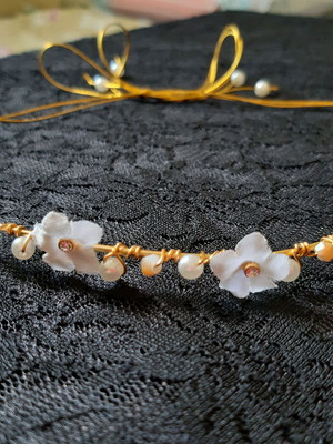 Headband dourada com mini flores, stras, cristal e pérolas