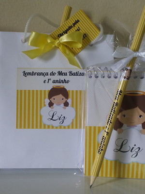 Kit sacola + bloquinho + lápis batizado amarelo