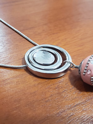 Colar de prata com pingente rosa